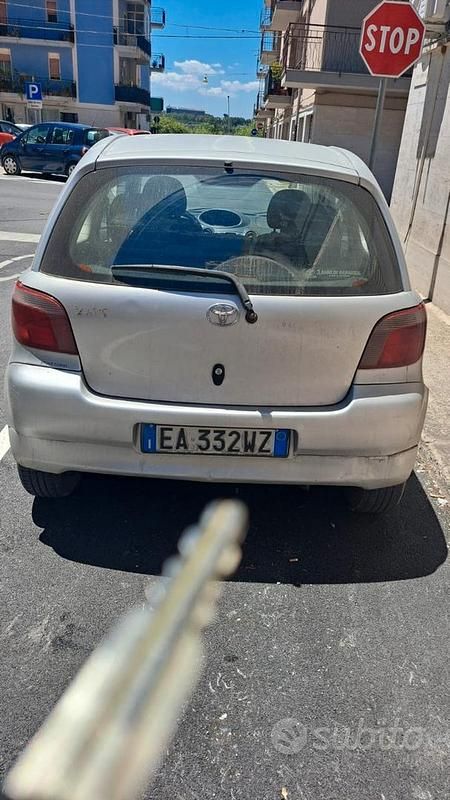 Usata Toyota Yaris 2001 Grigio Utilitaria