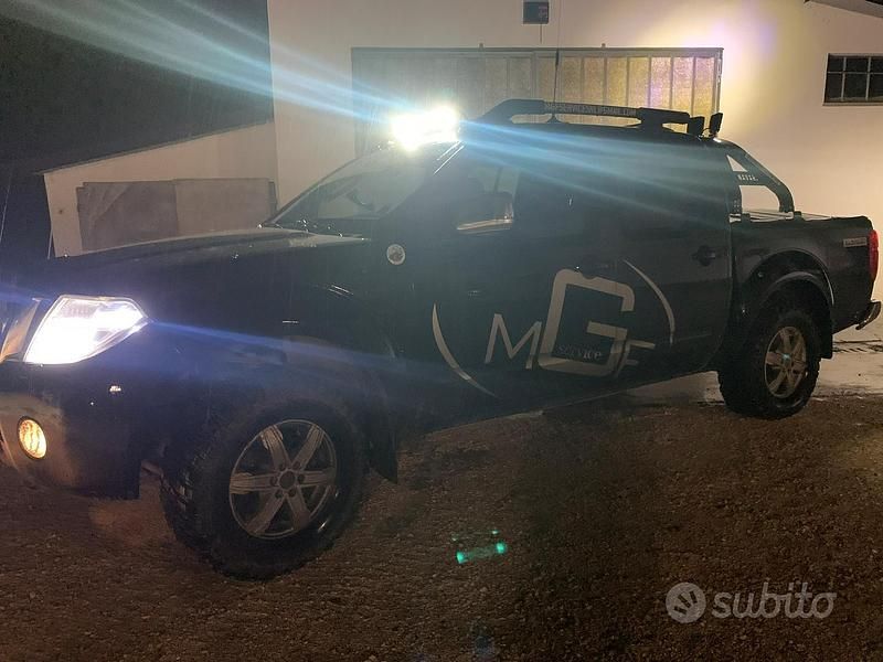 Second-hand Nissan Navara 190 CP (139 kW) 2011 Negru Pickup