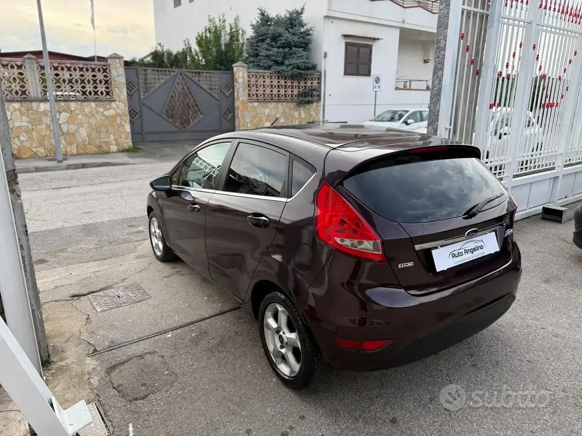 Usata Ford Fiesta Titanium 71 CV (52 kW) 2011 Marrone Berlina