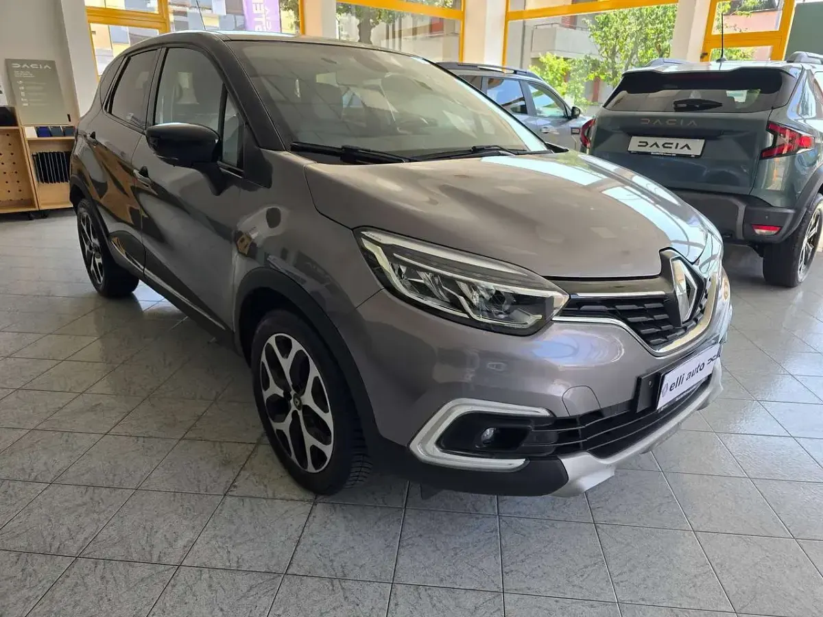 Usata Renault Captur 90 CV (66 kW) 2018 Grigio cassiopea SUV