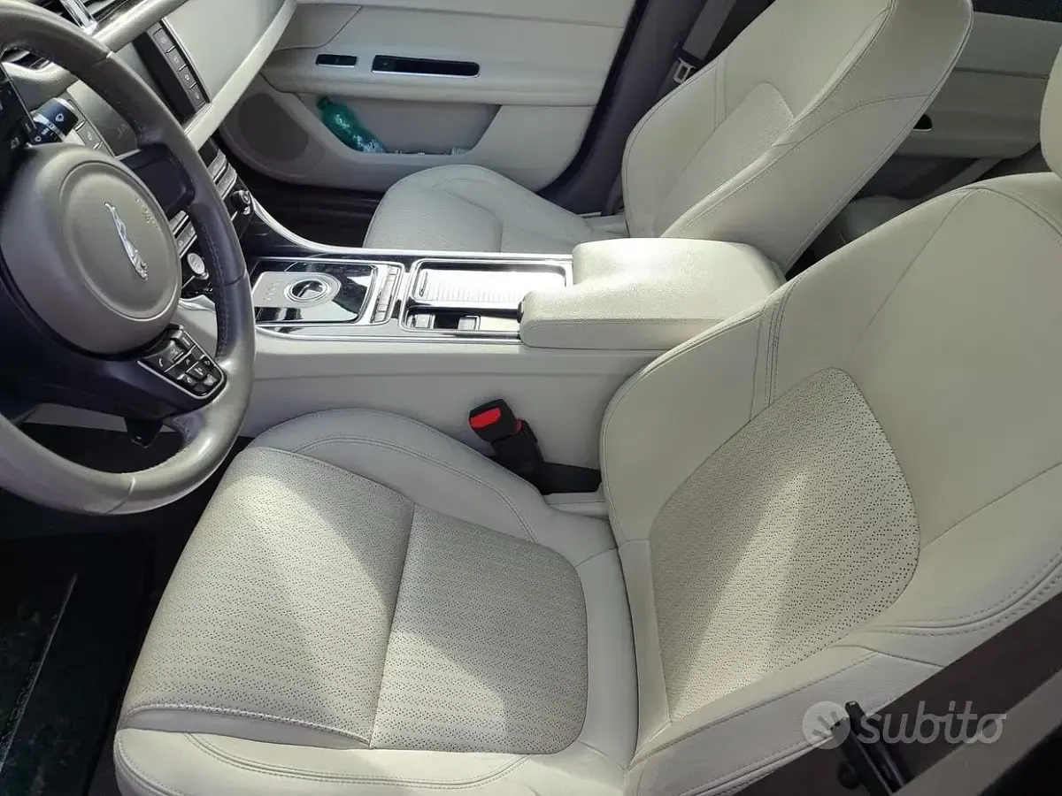 Usata Jaguar XF 179 CV (131 kW) 2016 Grigio Berlina