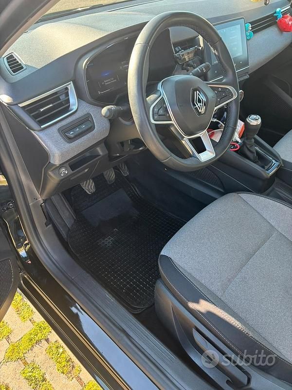 Usata Renault Clio V 101 CV (74 kW) 2024 Nero Utilitaria