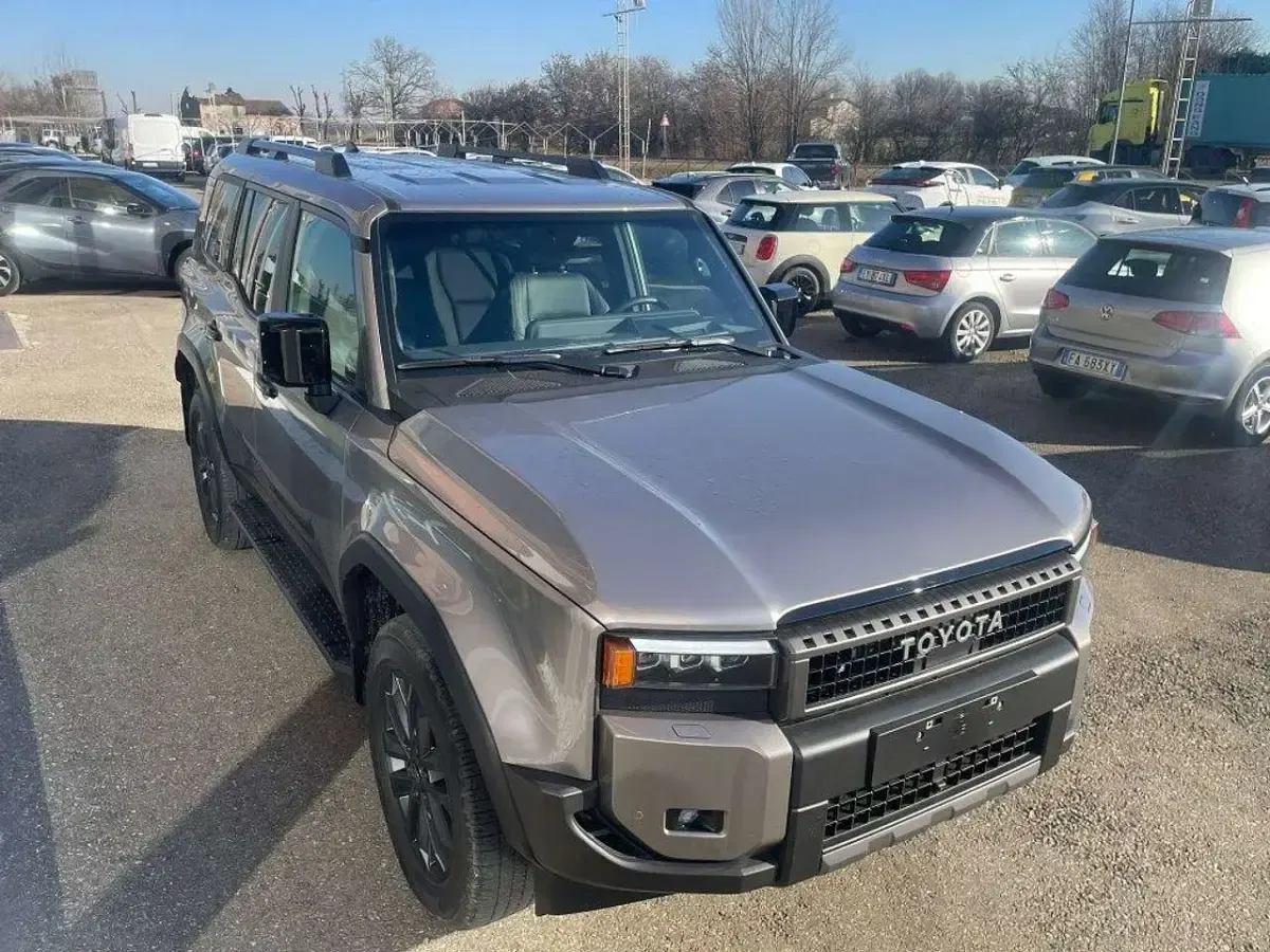 Nuova Toyota Land Cruiser 205 CV (150 kW) 2026 Grigio scuro SUV