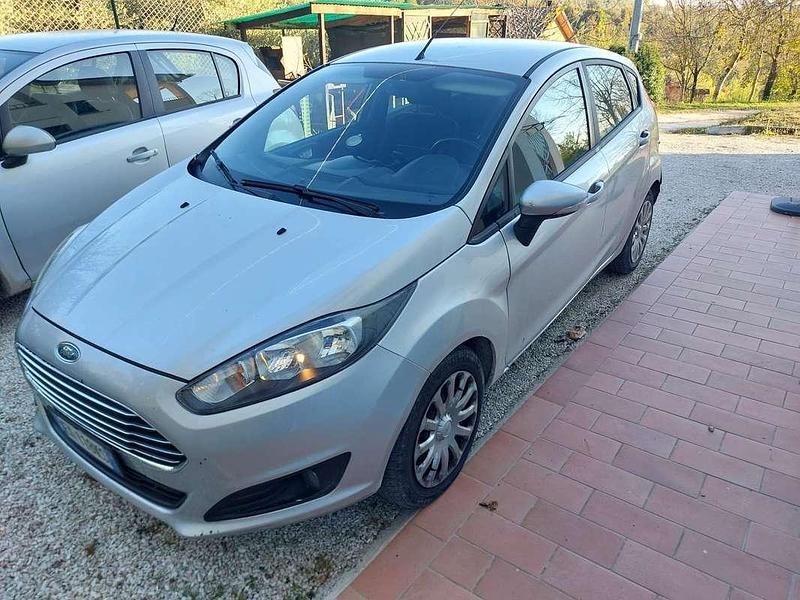 Usata Ford Fiesta 75 CV (55 kW) 2014 Grigio Berlina