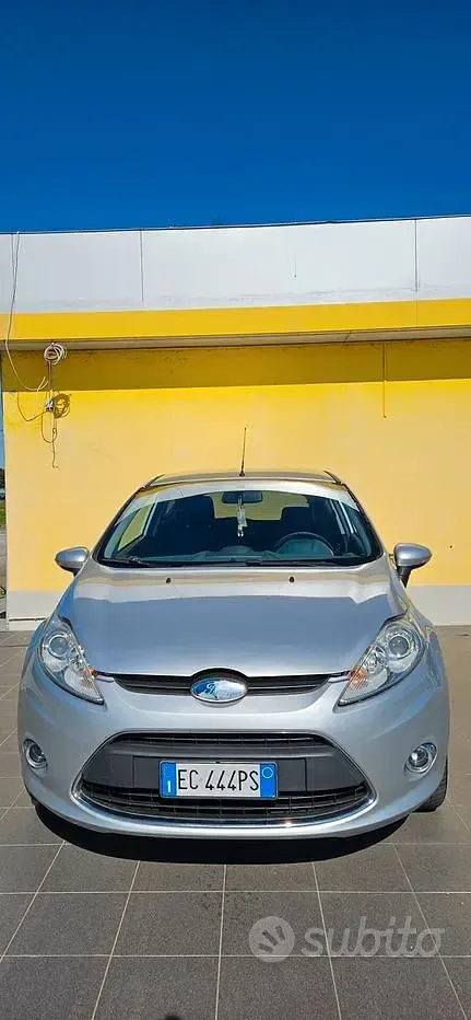 Gebraucht Ford Fiesta 92 PS (67 kW) 2011 Grau Limousine