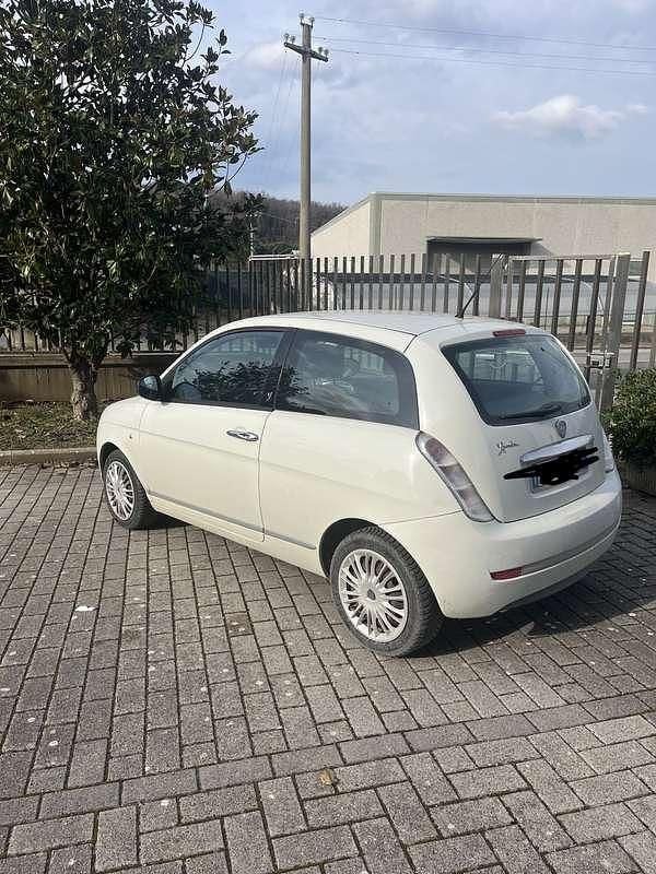 Usata Lancia Ypsilon 69 CV (50 kW) 2011 Bianco Utilitaria