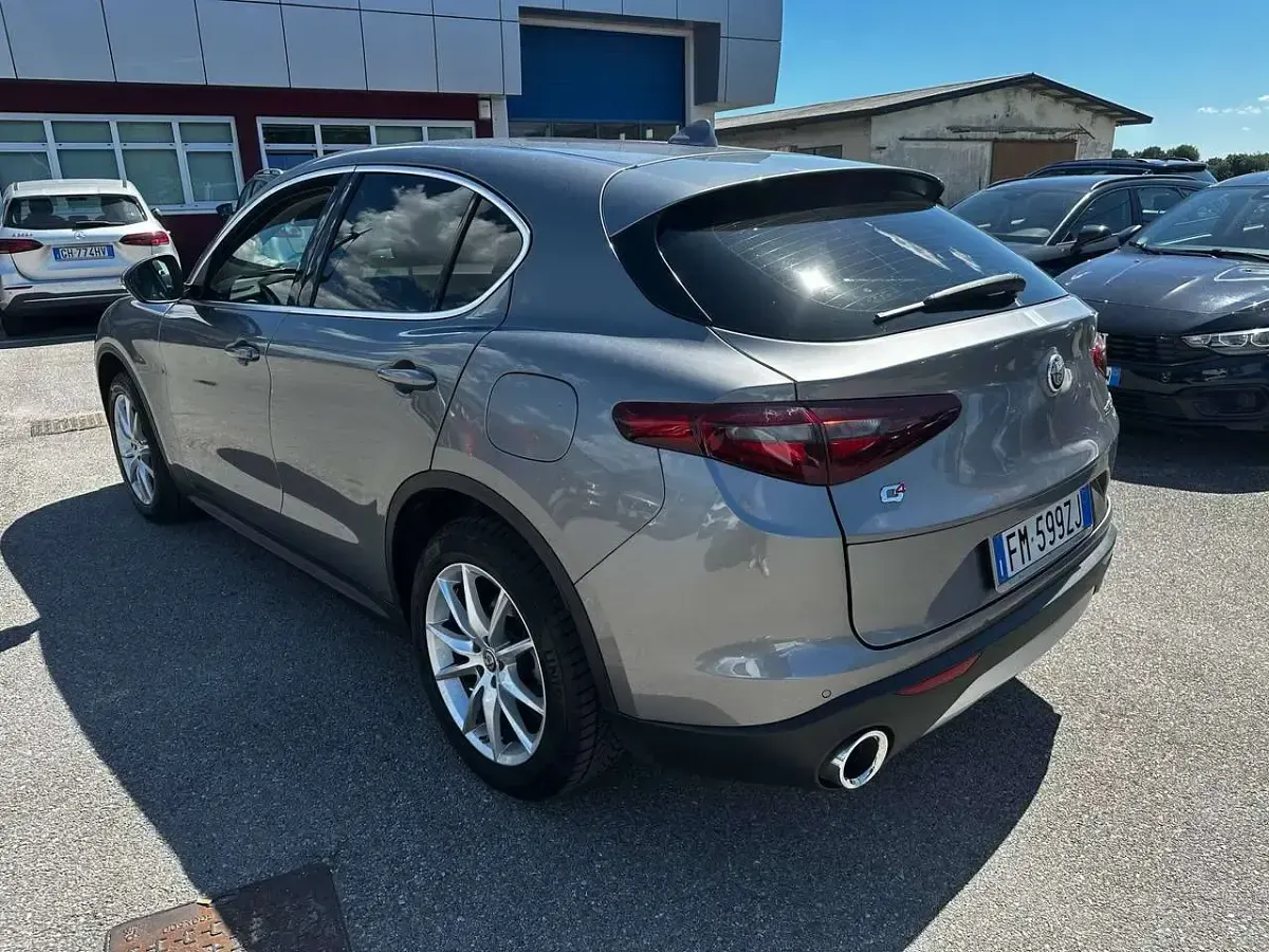 Usata Alfa Romeo Stelvio Executive 209 CV (153 kW) 2017 Grigio SUV