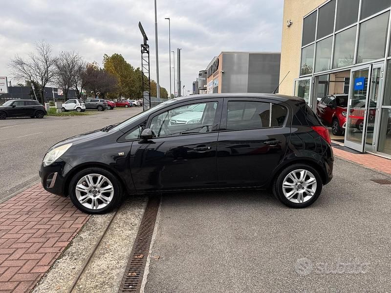 Usata Opel Corsa 85 CV (62 kW) 2013 Nero Berlina