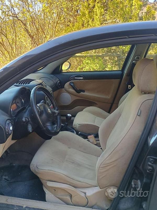 Usata Alfa Romeo 147 120 CV (88 kW) 2006 Grigio Utilitaria