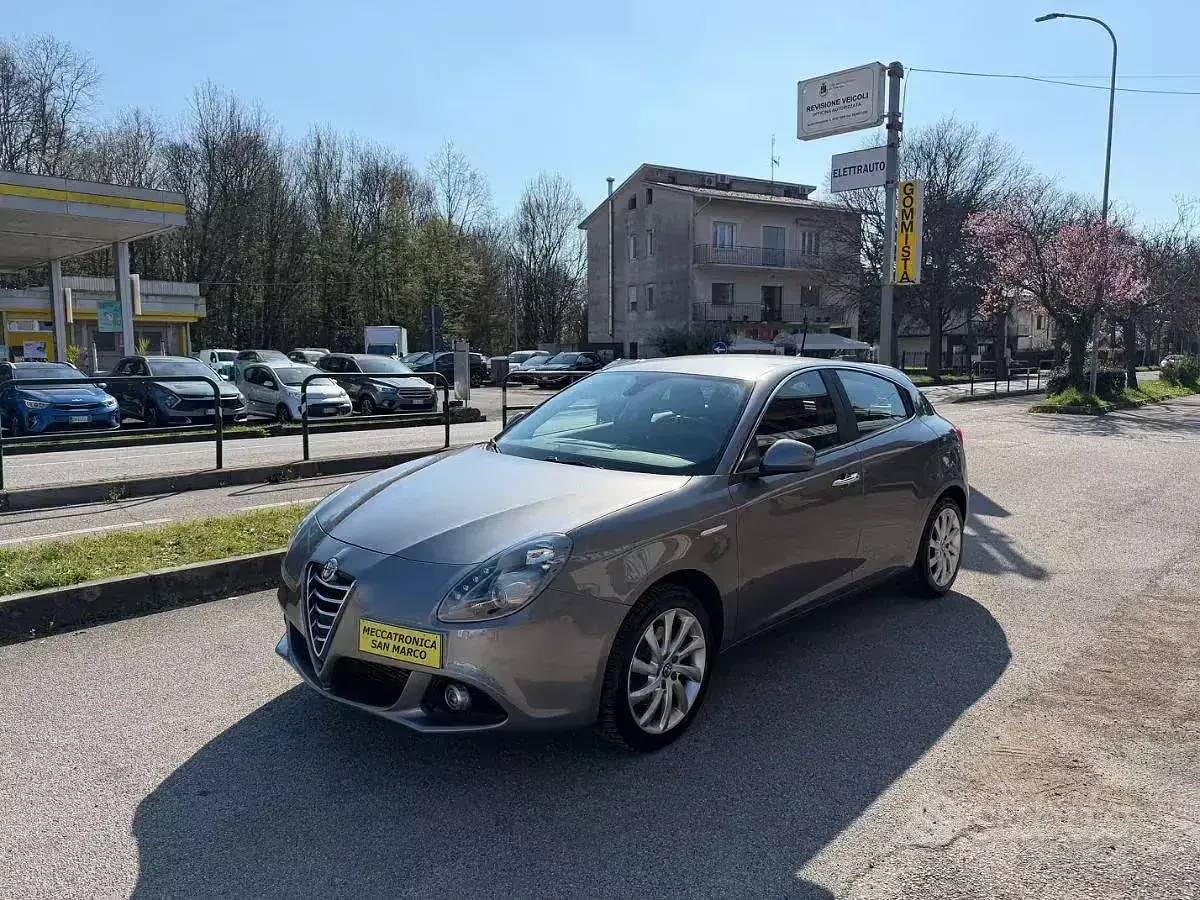Usata Alfa Romeo Giulietta Distinctive 150 CV (110 kW) 2015 Grigio Utilitaria
