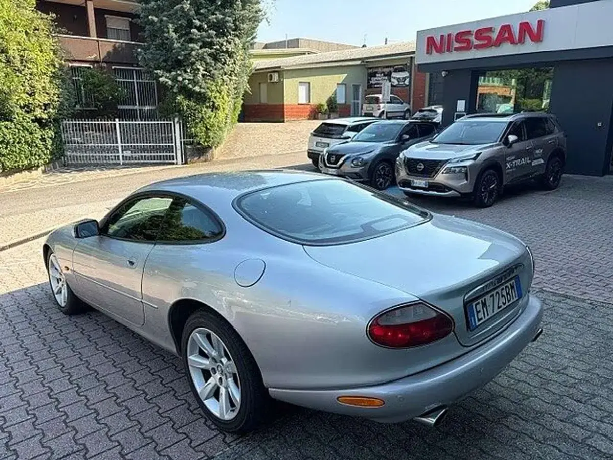 Usata Jaguar XK8 296 CV (217 kW) 2003 Grigio metallizzato Coupé
