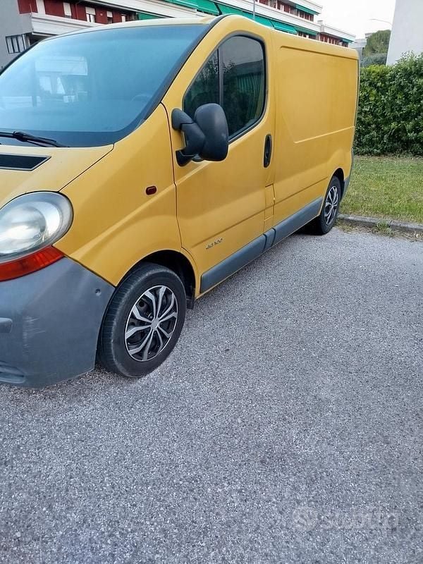Giallo Usata 2002 Renault Trafic Monovolume | 2200 € (Super prezzo) - Immagine 1/4