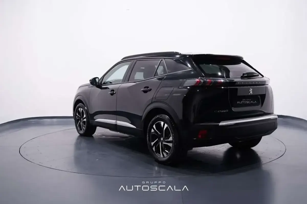 Usata Peugeot e-2008 Allure 56 kW (77 CV) 2021 Nero perla SUV
