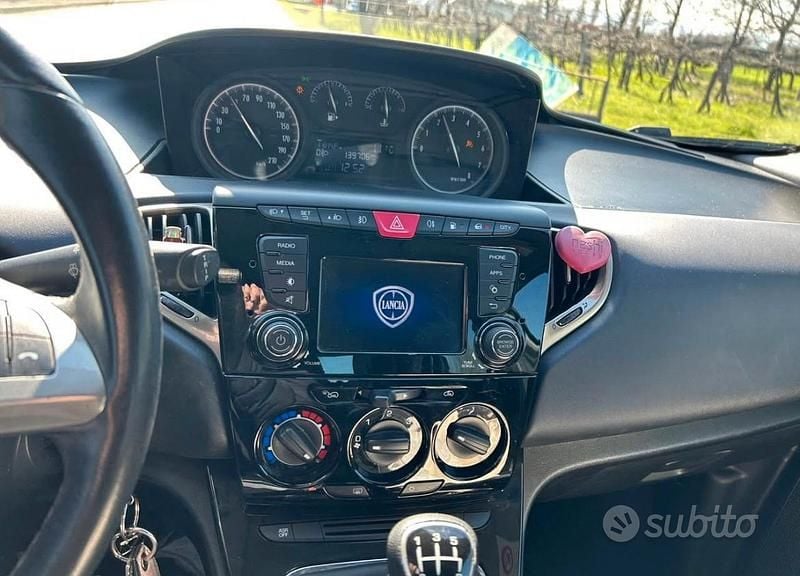 Usata Lancia Ypsilon 85 CV (62 kW) 2016 Grigio Utilitaria