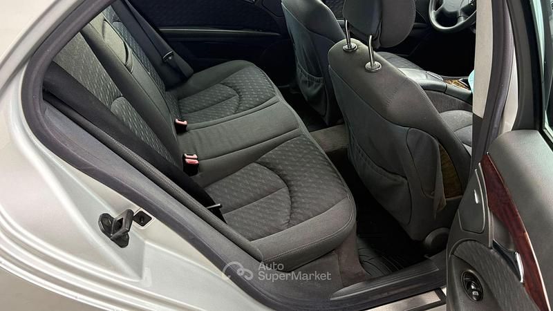 Usata Mercedes E220 Elegance 150 CV (110 kW) 2003 Argento Berlina