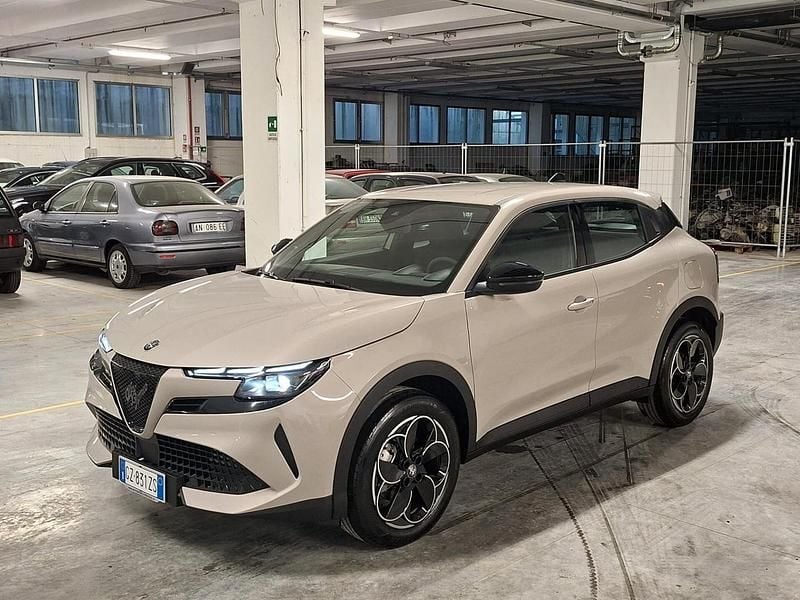 Nuova Alfa Romeo Junior 61 kW (84 CV) 2025 Beige SUV