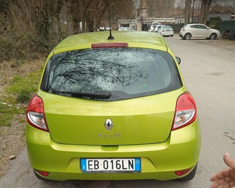 Verde Usata 2010 Renault Clio II Tre volumi | 500 € (Super prezzo) - Immagine 1/4