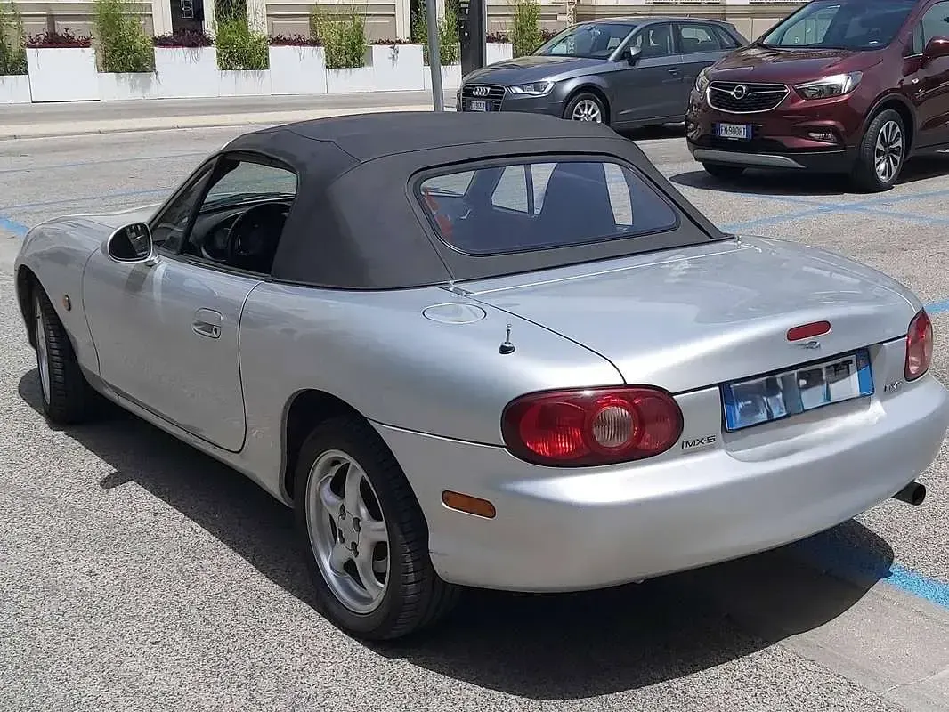 Usata Mazda MX5 110 CV (80 kW) 2001 Argento Cabrio