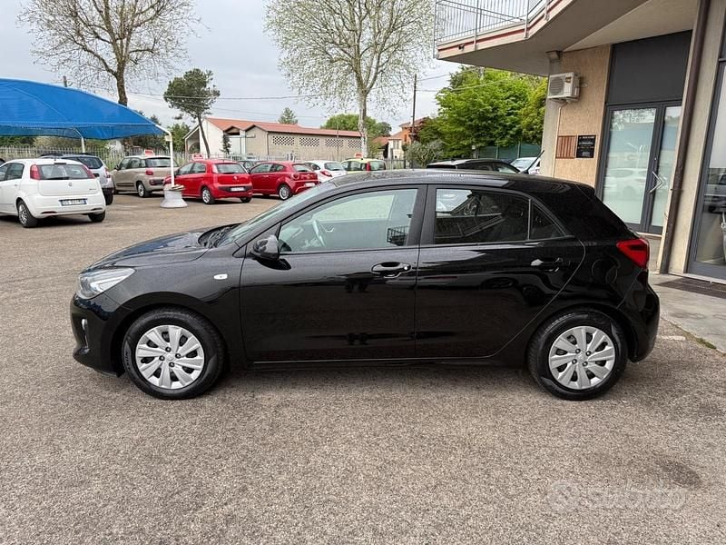 Usata Kia Rio 84 CV (61 kW) 2018 Nero Berlina