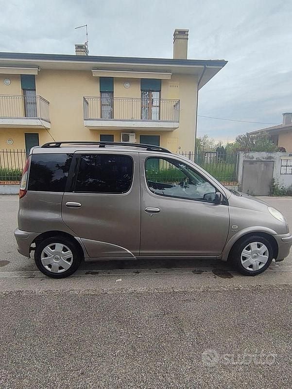 Usata Toyota Yaris Verso 2004 Grigio Monovolume