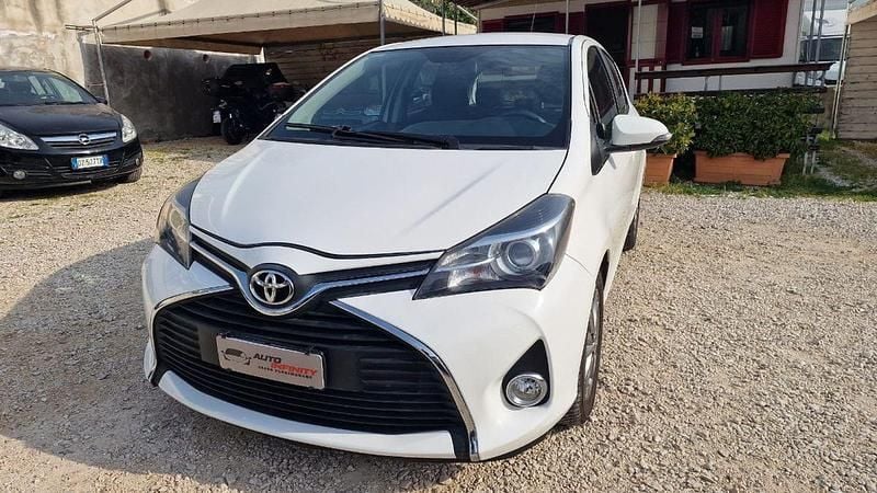 Usata Toyota Yaris Lounge 69 CV (50 kW) 2016 Grigio Berlina