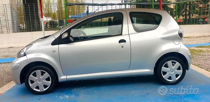 Usata Toyota Aygo Connect Style 68 CV (50 kW) 2011 Grigio Utilitaria