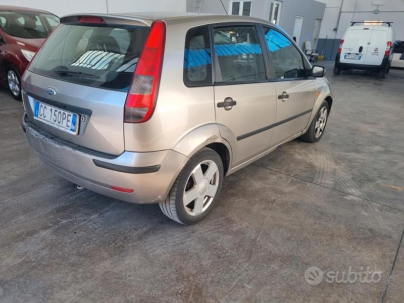 Usata Ford Fiesta Zetec 80 CV (58 kW) 2002 Grigio Utilitaria