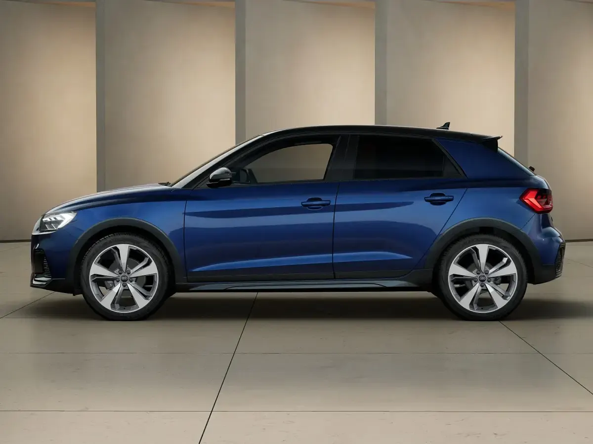 Nuova Audi A1 Ambiente 2026 Blu navarra metallizzato nero mito metal SUV