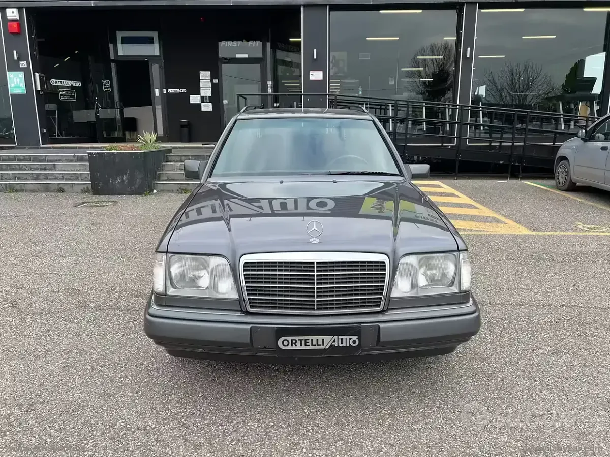 Usata Mercedes E200 Elegance 136 CV (100 kW) 1994 Grigio Station wagon