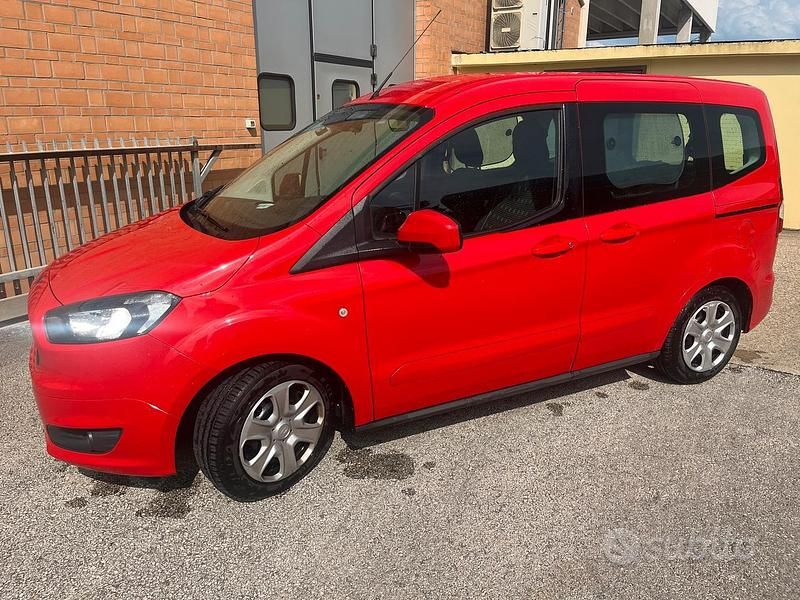 Usata Ford Tourneo Courier 75 CV (55 kW) 2017 Rosso Monovolume
