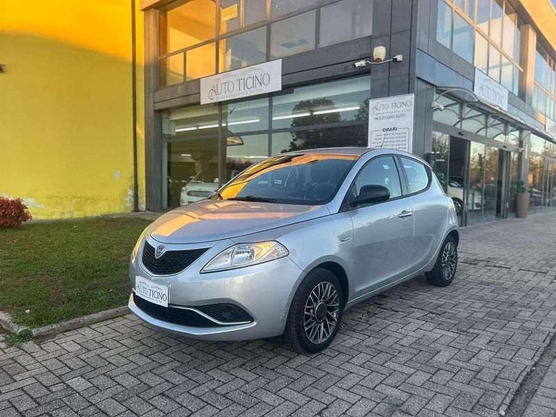 Usata Lancia Ypsilon Platinum 69 CV (50 kW) 2016 Argento Utilitaria