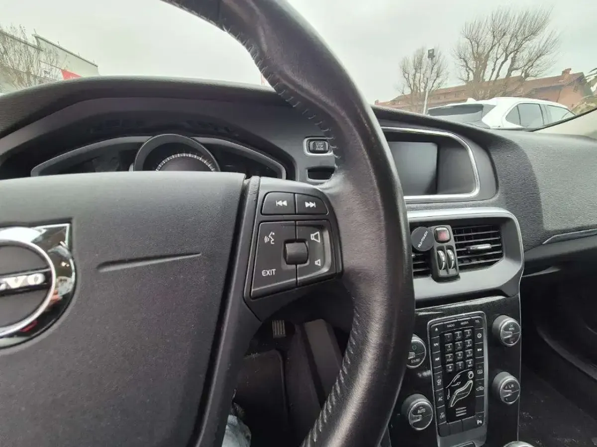 Usata Volvo V40 Inscription 120 CV (88 kW) 2017 Nero Berlina