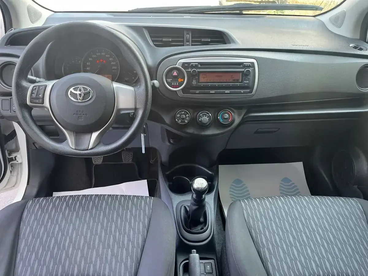 Usata Toyota Yaris Lounge 69 CV (50 kW) 2012 Bianco Utilitaria