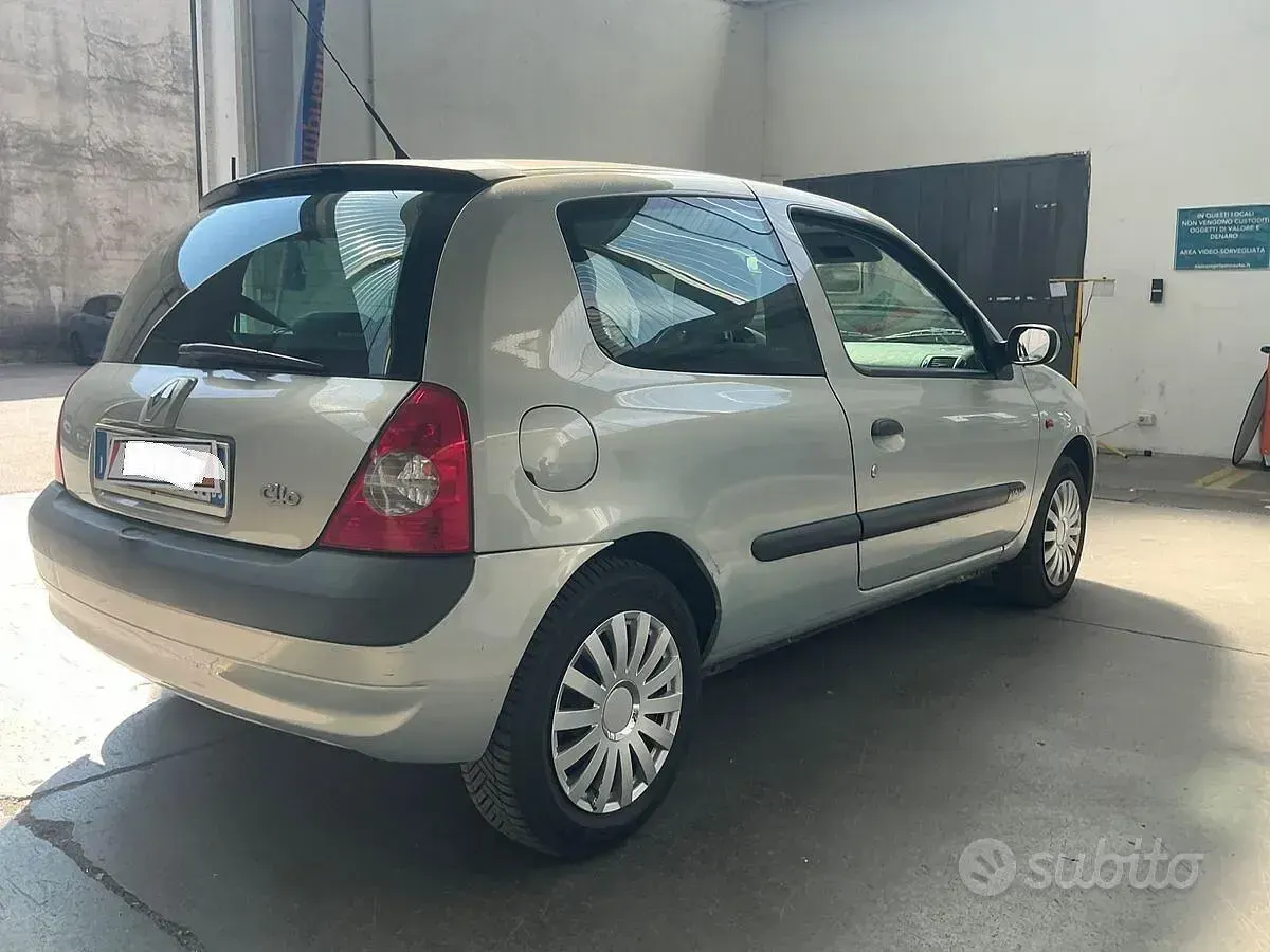 Usata Renault Clio Expression 75 CV (55 kW) 2002 Grigio Berlina