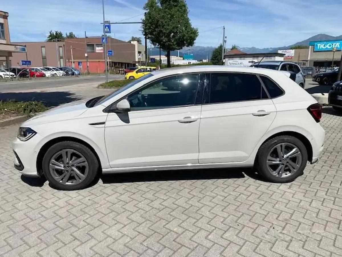 Usata VW Polo R-line 95 CV (69 kW) 2023 Beige Utilitaria