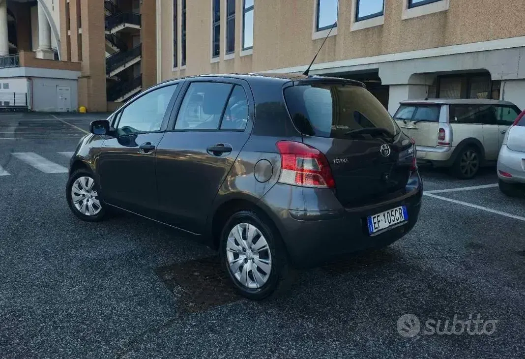 Usata Toyota Yaris 2010 Grigio Utilitaria