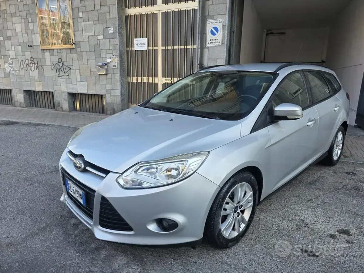 Begagnad Ford Focus Titanium 125 HK (91 kW) 2012 Grå Sedan