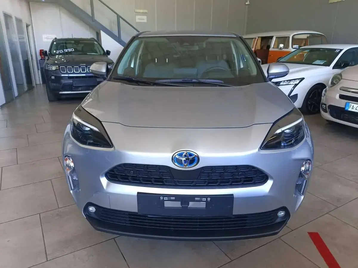 Usata Toyota Yaris Cross Active 116 CV (85 kW) 2024 Argento SUV
