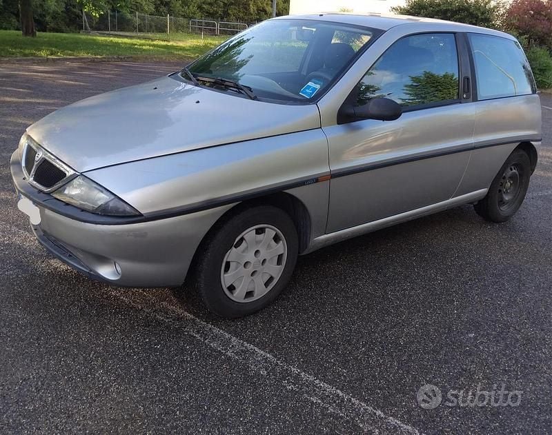 Usata Lancia Ypsilon 60 CV (44 kW) 1999 Grigio Utilitaria