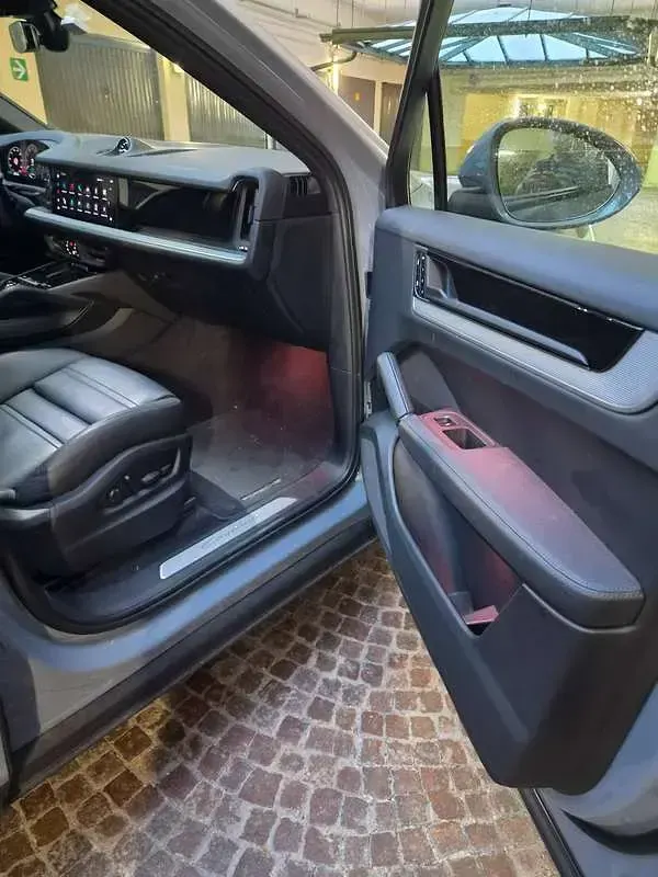 Usata Porsche Cayenne E-Hybrid 305 CV (224 kW) 2025 Grigio SUV