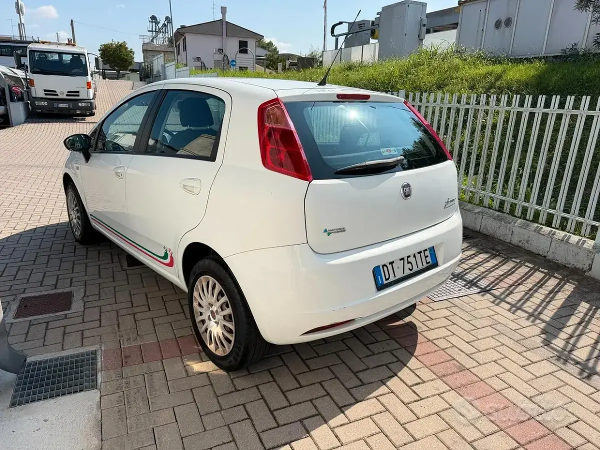 Usata Fiat Grande Punto Dynamic 69 CV (50 kW) 2009 Bianco Utilitaria