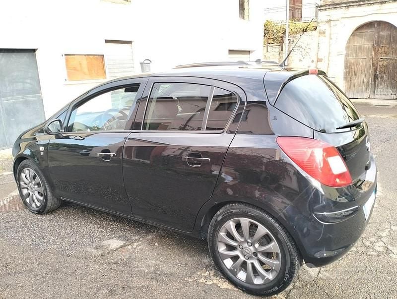 Usata Opel Corsa Edition 95 CV (69 kW) 2010 Nero Berlina