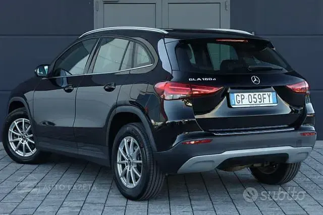 Usata Mercedes GLA180 Business 116 CV (85 kW) 2023 Nero SUV