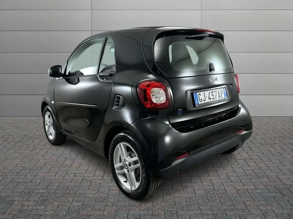 Usata Smart ForTwo Electric Drive Pure 60 kW (82 CV) 2022 Bodypanels in black Berlina