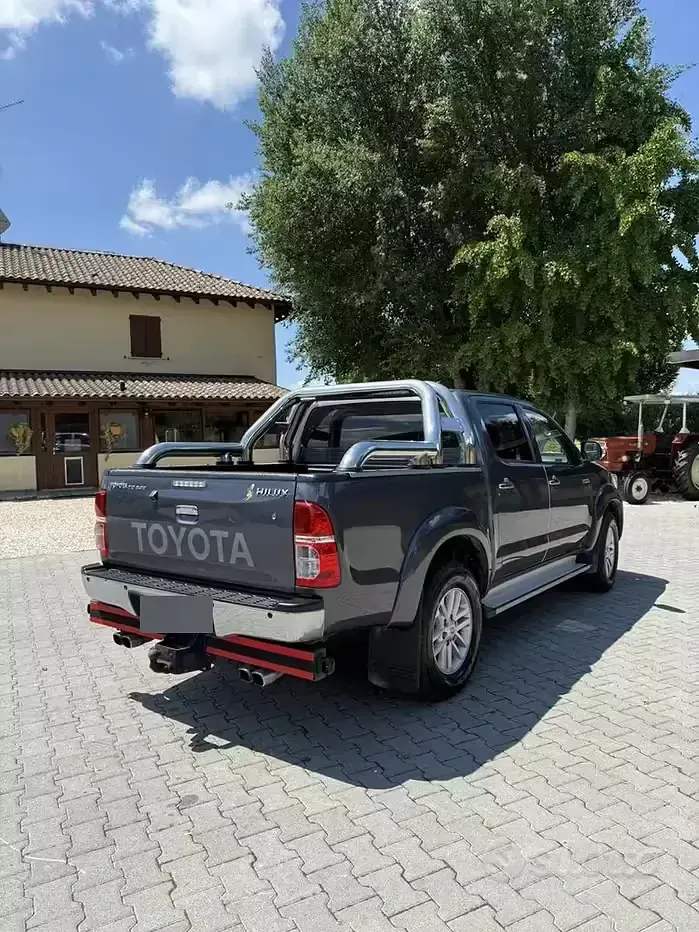 Usata Toyota HiLux 144 CV (105 kW) 2014 Grigio Pick-up