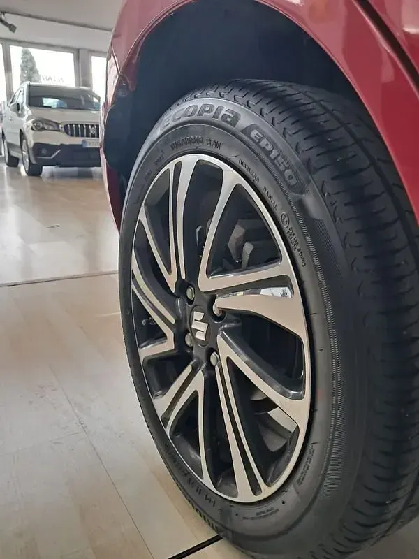 Usata Suzuki Swift 83 CV (61 kW) 2023 Rosso marrakech Utilitaria