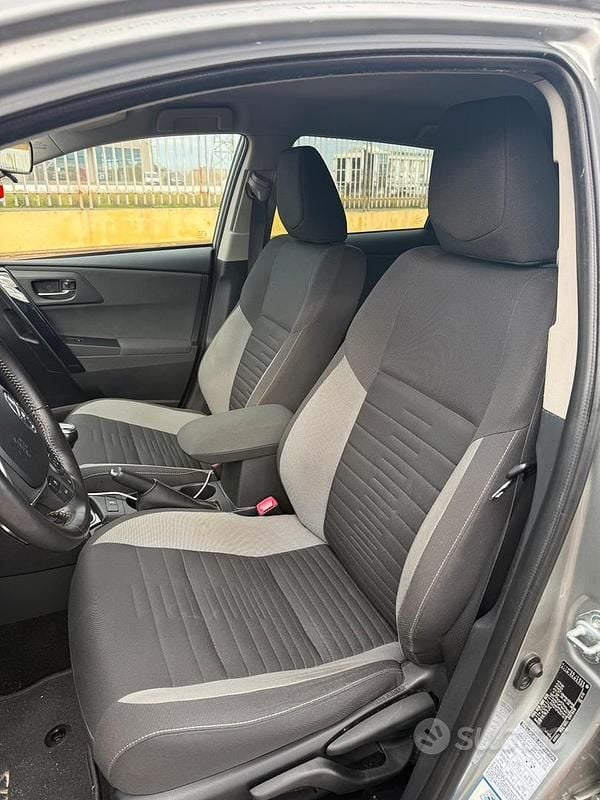 Usata Toyota Auris Lounge 90 CV (66 kW) 2016 Grigio Berlina