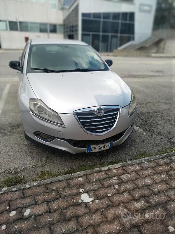 Usata Lancia Delta 120 CV (88 kW) 2013 Grigio Utilitaria