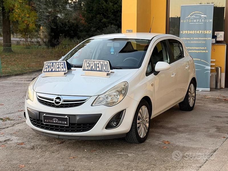 Usata Opel Corsa Cosmo 75 CV (55 kW) 2011 Bianco Berlina
