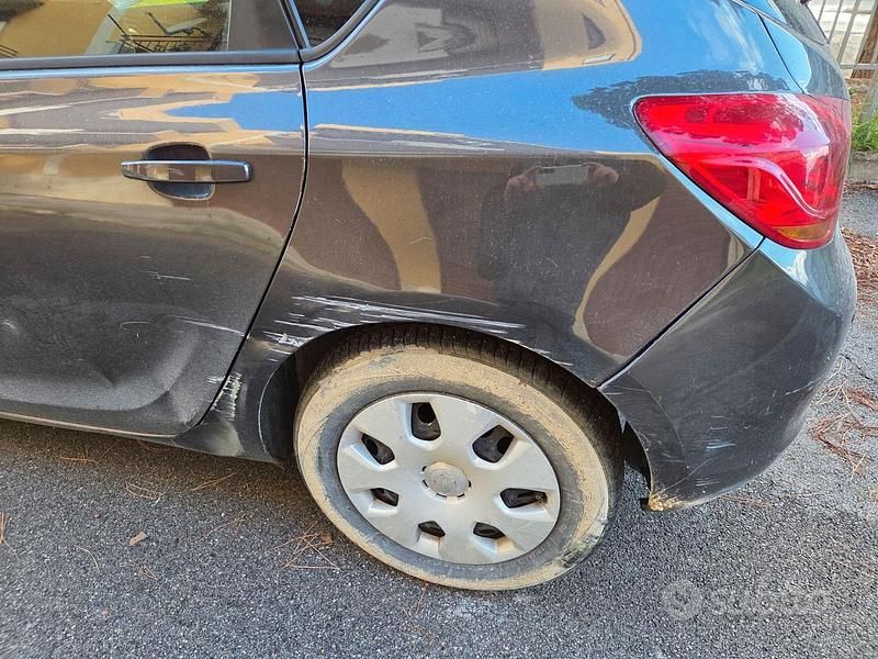 Usata Opel Astra 110 CV (80 kW) 2012 Grigio Berlina